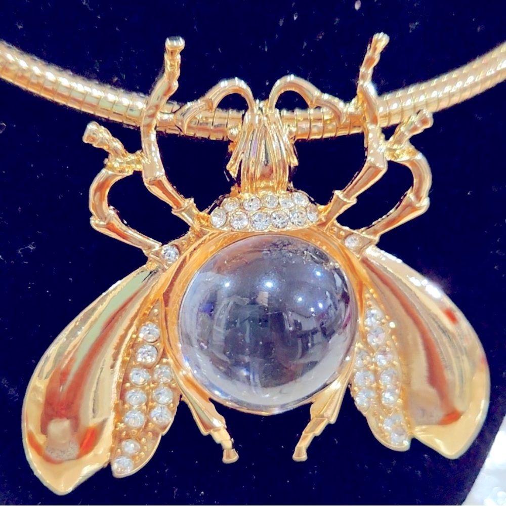 NWT ⚜️🤍⚜️ Natasha Gorgeous Bee Pendant Statement Necklace - Picture 9 of 12